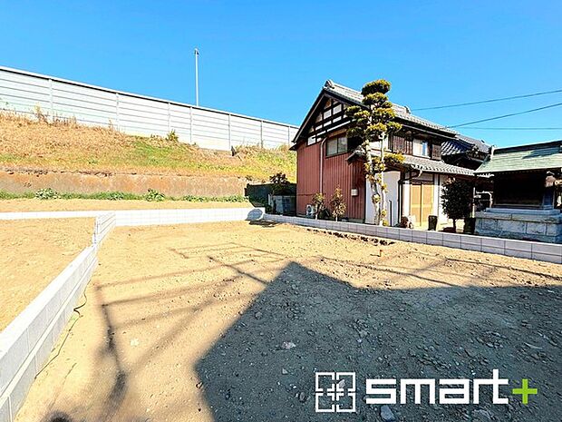 〜ベタ基礎でしっかりとした土台〜 ・コンクリートの中に鉄筋を配し強度を高めた「ベタ基礎」を採用。 ・しっかりとした土台を造ったうえで、その上に建物が築造されていきます。 