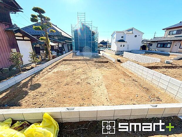 ~閑静な住宅街の立地~ ・周辺は閑静な住宅街となっておりますので、静かな暮らしをご実現いただけます。 ・前面道路の交通量も多くないので、小さなお子様がいるご家庭でもご安心ですね。