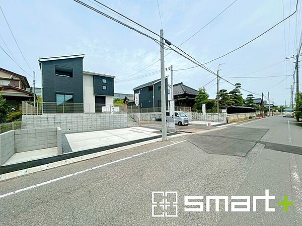 ～閑静な住宅街の立地～ ・周辺は閑静な住宅街となっておりますので、静かな暮らしをご実現いただけます。 ・前面道路の交通量も多くないので、小さなお子様がいるご家庭でもご安心ですね。