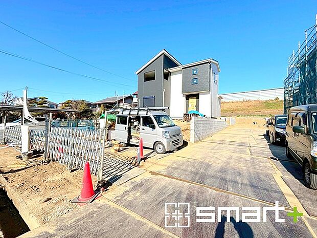 〜閑静な住宅街の立地〜 ・周辺は閑静な住宅街となっておりますので、静かな暮らしをご実現いただけます。 ・前面道路の交通量も多くないので、小さなお子様がいるご家庭でもご安心ですね。 