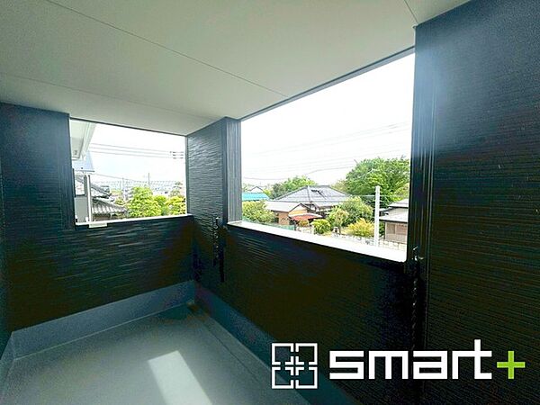～屋根付きのバルコニー～ ・バルコニーは屋根付きなので急な雨でも安心です。 ・奥行きもあるので洗濯物が干しやすいのも嬉しいポイントですね。
