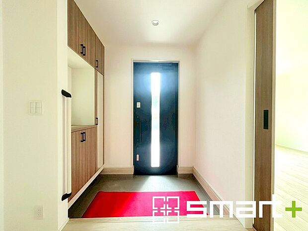 ～穏やかな陽が入る玄関～ ・玄関ドアにガラス部分を設ける事で穏やかな陽の入る玄関になります。 ・飾り棚としても演出できるコの字型の下駄箱は大容量の収納力。 