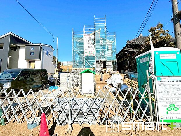 〜閑静な住宅街の立地〜 ・周辺は閑静な住宅街となっておりますので、静かな暮らしをご実現いただけます。 ・前面道路の交通量も多くないので、小さなお子様がいるご家庭でもご安心ですね。 