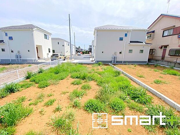 ~広々したお庭のある邸宅~ ・余裕の敷地には広いお庭もご用意。 ・ガーデニングや安らぎの空間として、倉庫を置いたりと様々な活用が可能です。 ・人工芝の敷設などもお気軽にご相談くださいませ。