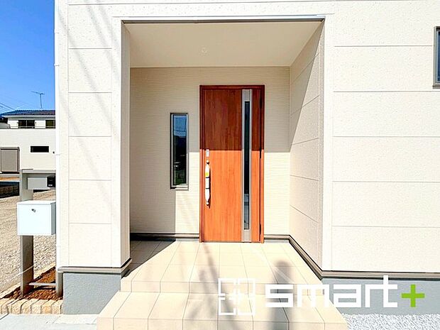 ～お住まいの顔「玄関」～ ・玄関ドアの上にはもちろん軒がございますので、雨の日でも濡れずに鍵の開閉が可能です。 ・鍵は防犯性に優れたディンプルキーを採用。 