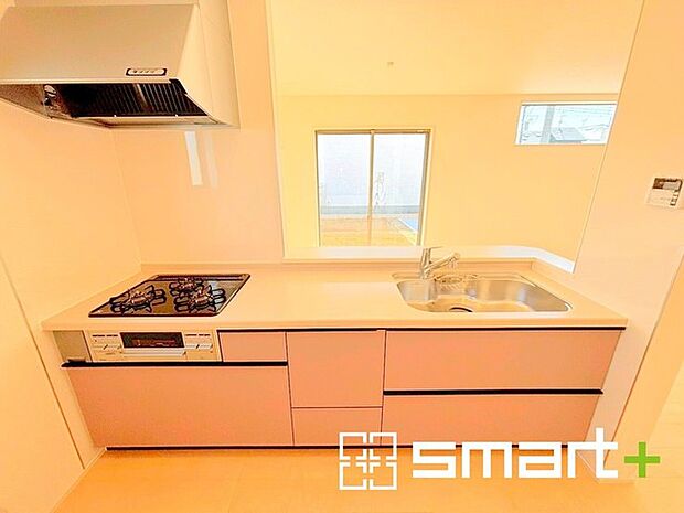 ~人気のカウンターキッチン~ ・キッチンは人気のカウンタータイプを採用。「ご家族の顔が見える」造りです。 ・蛇口に浄水器が内蔵されているなど機能面でも優れた仕様です。