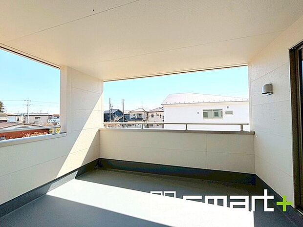 ~屋根付きのバルコニー~ ・バルコニーは屋根付きなので急な雨でも安心です。 ・奥行きもあるので洗濯物が干しやすいのも嬉しいポイントですね。