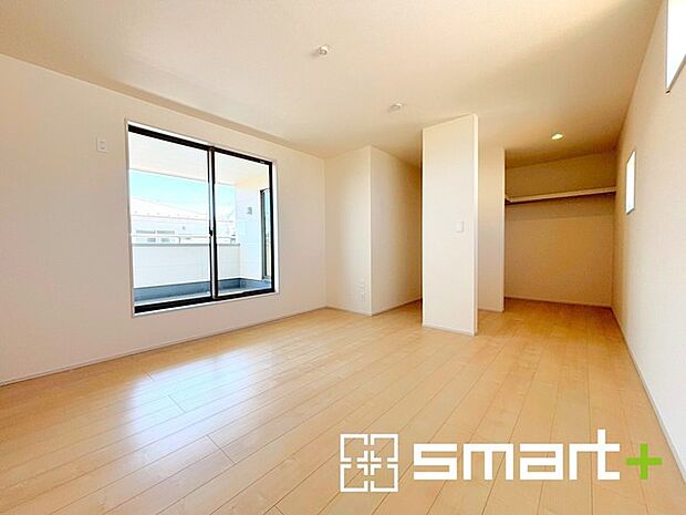 ~バルコニーに面した洋室~ ・バルコニー側の大きな窓から穏やかな陽が差し込む明るい洋室はウォークインクローゼット付。 ・9帖のゆとりある広さでご夫婦やご兄弟でもゆったりお過ごしいただけます。