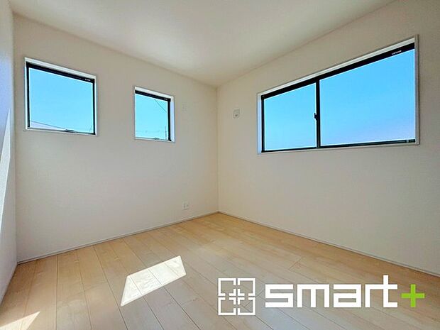 ～2面採光の明るいお部屋～ ・洋室は2面採光とする事で穏やかな陽の入る明るい空間となっております。 ・くつろぎのプライベート時間を明るい空間で穏やかにお過ごしいただけます。 