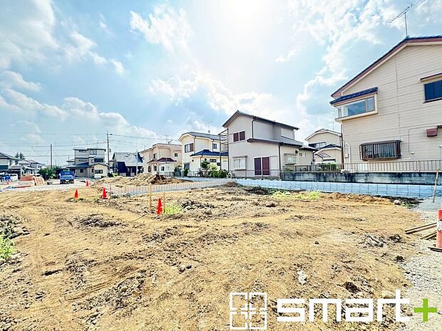 〜ベタ基礎でしっかりとした土台〜 ・コンクリートの中に鉄筋を配し強度を高めた「ベタ基礎」を採用。 ・しっかりとした土台を造ったうえで、その上に建物が築造されていきます。