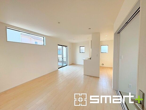 ～窓からはたっぷりの陽光～ ・穏やかな陽だまりに包まれる居心地の良いＬＤＫは、ご家族が自然と集まる憩いのスペースに。 ・家事をしながらご家族との会話が楽しめる人気のカウンターキッチンも魅力。