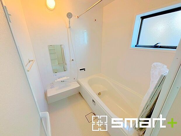 ~浴室乾燥機付きの浴室~ ・浴室には乾燥機が付いているので雨の日でも洗濯物を干すことが可能です。 ・水はけの良い床材など機能面も充実。マイクロバブルなどオプションもご相談くださいませ。