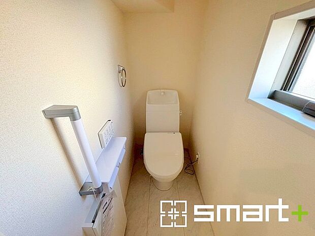 ~ウォシュレット付トイレ~ ・小窓から光が差し込む明るいトイレ。使用後や掃除の際には換気もしやすく快適ですね。 ・清潔感あるウォシュレット付です。