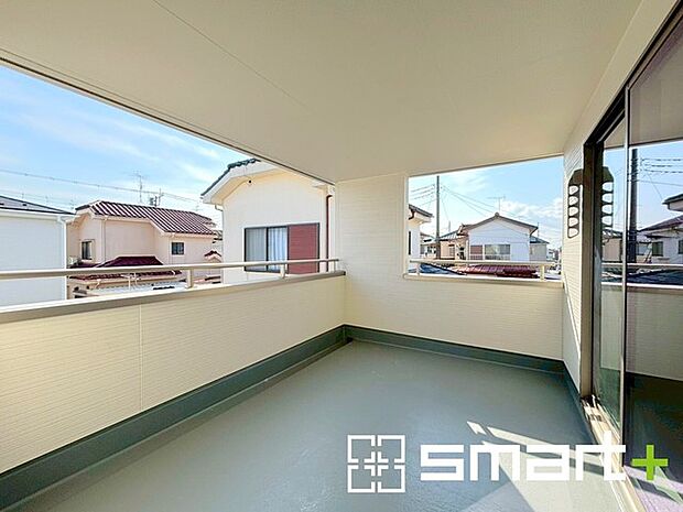 ~屋根付きのバルコニー~ ・バルコニーは屋根付きなので急な雨でも安心です。 ・奥行きもあるので洗濯物が干しやすいのも嬉しいポイントですね。