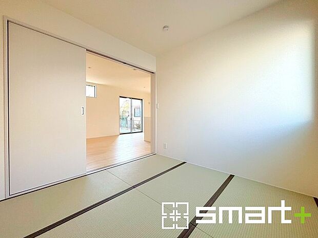 ～リビング横の和室～ ・リビング横には開放感をプラスしてくれる和室。収納スペース付きで寝室にもお使いいただけます。 ・お子様のプレイルームやお昼寝、趣味のお部屋など、用途様々ですね。 