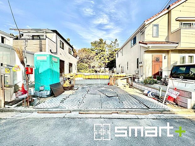 〜ベタ基礎でしっかりとした土台〜 ・コンクリートの中に鉄筋を配し強度を高めた「ベタ基礎」を採用。 ・しっかりとした土台を造ったうえで、その上に建物が築造されていきます。