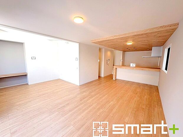 〜余裕の空間が広がるLDK〜 ・25.3帖あるLDKはご家族団らんのお時間を余裕の広さで演出してくれます。 ・ご内覧の際は家具の配置などもイメージしながらご覧くださいませ。