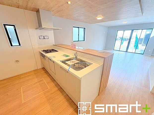 〜人気のカウンターキッチン〜 ・キッチンには余計な柱が無いので、リビングが見渡せ開放感のある造りとなっております。 ・蛇口には浄水器が内蔵されるなど機能面でも優れたキッチンです。