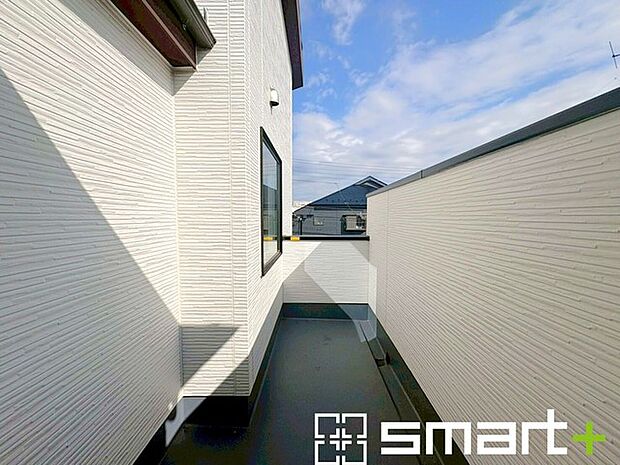 〜洗濯物も干しやすいバルコニー〜 ・バルコニーには物干し竿受けが標準装備されております。 ・テラス屋根等のオプションもお気軽にご相談くださいませ。