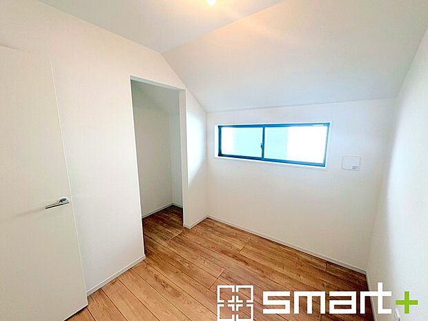 〜自然な風合いの洋室〜 ・ナチュラルな色彩で纏められた洋室は家具のコーディネートもしやすくなっております。 ・どんな家具にするか考えるだけでも楽しくなってきますね。