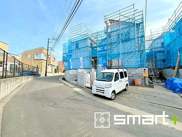 〜閑静な住宅街の立地〜 ・周辺は閑静な住宅街となっておりますので、静かな暮らしをご実現いただけます。 ・前面道路の交通量も多くないので、小さなお子様がいるご家庭でもご安心ですね。
