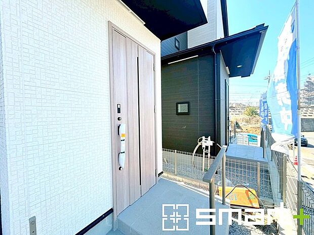 ~お住まいの顔「玄関」~ ・木のぬくもりを感じる木目調の玄関ドアを採用する事でお住まいの「顔」の印象が大きく変わりますね。 ・毎日帰宅した際に嬉しくなる仕様です。