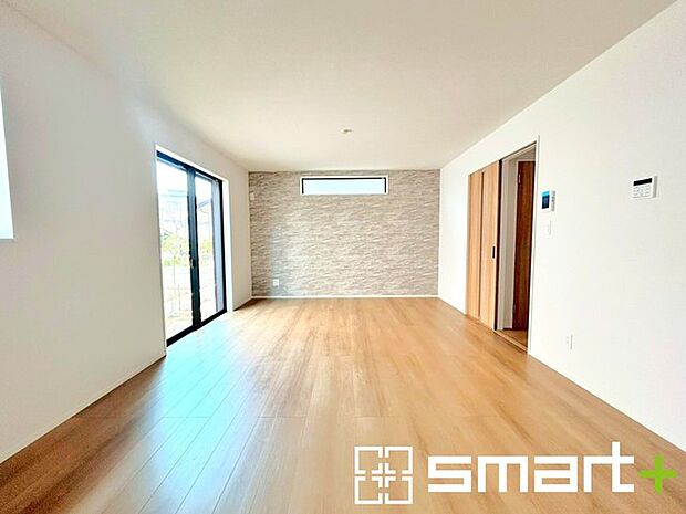 ~明るいLDK~ ・ご家族でゆったり寛げる広々リビングは、大きな窓からたっぷりの陽光が差し込む明るい空間。 ・家事をしながらご家族との会話が楽しめる人気のカウンターキッチンも魅力。