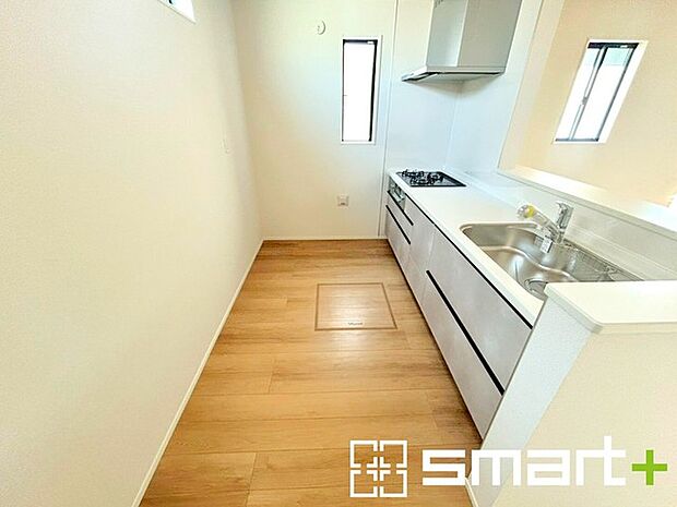 ~使い勝手の良いシステムキッチン~ ・料理がしやすい設計のキッチンでお料理もはかどりますね。 ・もちろんキッチン下部は収納になっておりますので、フライパンなども収納可能です。