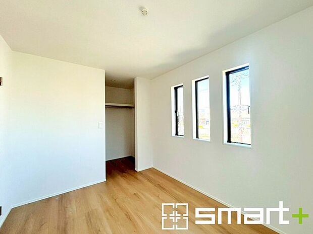 ~バルコニーに面した洋室~ ・バルコニー側の大きな窓から穏やかな陽が差し込む明るい洋室はウォークインクローゼット付。 ・ゆとりある広さでご夫婦やご兄弟でもゆったりお過ごしいただけます。