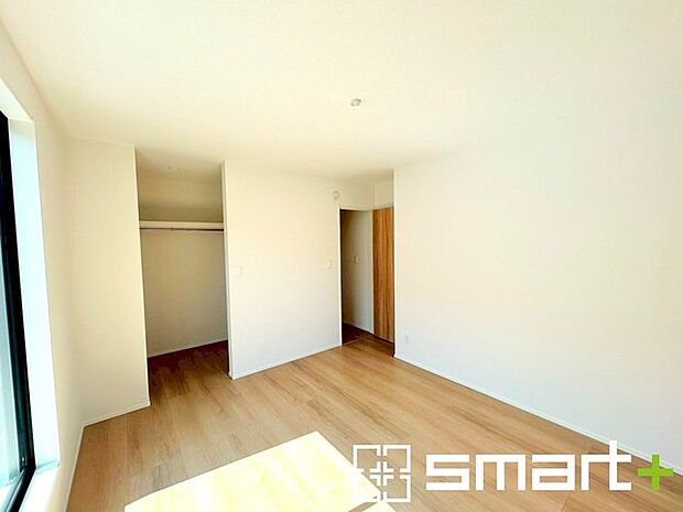 ~収納豊富な洋室~ ・各居室に備え付けの収納をご用意。タンスなどを置く場合と比べ出っ張らないので部屋の中を有効のご活用いただけます。 ・収納の広さなどぜひ現地でご確認くださいませ。