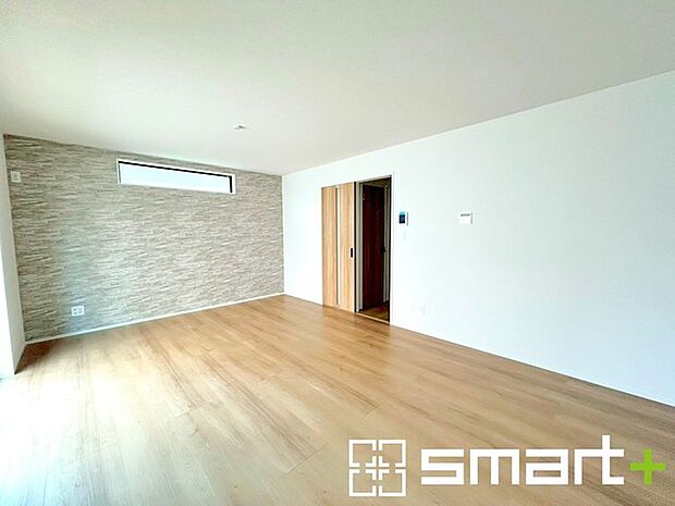 ~家族団らんにピッタリのLDK~ ・柔らかみのあるナチュラルカラーで、家具やカーテンの色も選びやすいですね。 ・アクセントクロスでシンプルなお部屋もメリハリのある空間に。