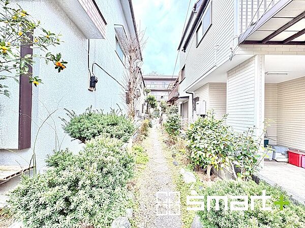 ～閑静な住宅街の立地～ ・周辺は閑静な住宅街となっておりますので、静かな暮らしをご実現いただけます。 ・前面道路の交通量も多くないので、小さなお子様がいるご家庭でもご安心ですね。