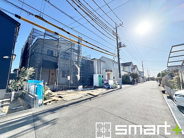 ～十分な広さのある前面道路～ ・前面道路は約6ｍございますので、お車でのすれ違いも楽々で余計なストレスがかかりません。 ・日々お車での移動が多い方には大切なポイントですね。 