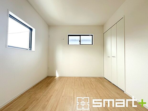 ~2面採光の明るいお部屋~ ・洋室は2面採光とする事で穏やかな陽の入る明るい空間となっております。 ・くつろぎのプライベート時間を明るい空間で穏やかにお過ごしいただけます。