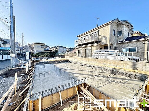 ~ベタ基礎でしっかりとした土台~ ・コンクリートの中に鉄筋を配し強度を高めた「ベタ基礎」を採用。 ・しっかりとした土台を造ったうえで、その上に建物が築造されていきます。