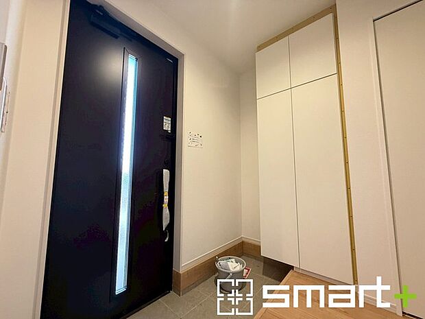 ~十分な容量のシューズボックス~ ・備え付けのシューズボックスは充分な容量を確保。 ・より大型のものへのご変更などご希望の方もお気軽にご相談くださいませ。