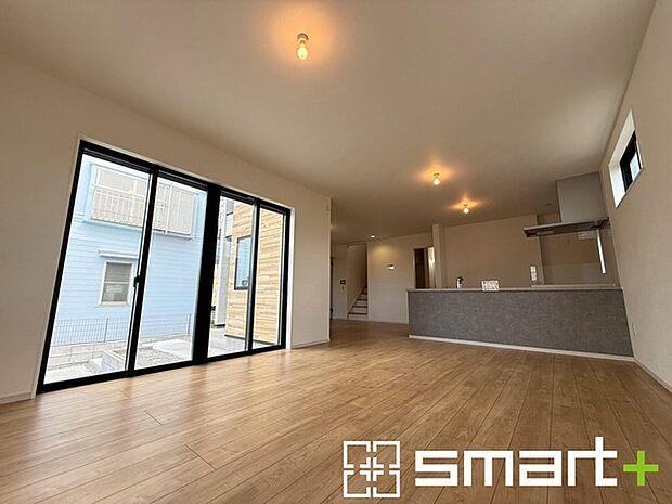 〜穏やかな陽の入るＬＤＫ〜 ・大きな窓のあるＬＤＫは陽当りも良好で明るい空間となっております。 ・ご家族団らんなど過ごす時間の多いＬＤＫが明るいのは嬉しいポイントですね。 