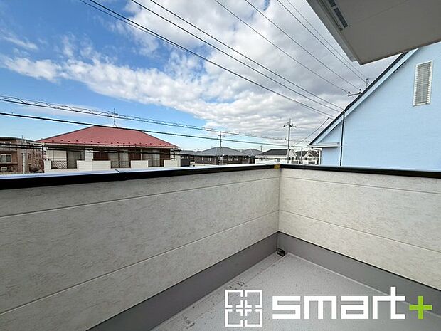 〜洗濯物も干しやすいバルコニー〜 ・バルコニーには物干し竿受けが標準装備されております。 ・テラス屋根等のオプションもお気軽にご相談くださいませ。 