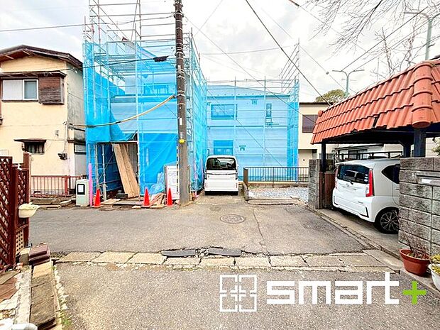 〜十分な広さのある前面道路〜 ・前面道路は約4ｍございますので、お車でのすれ違いも可能で余計なストレスがかかりません。 ・日々お車での移動が多い方には大切なポイントですね。 