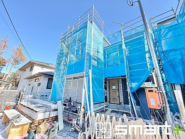 ~ベタ基礎でしっかりとした土台~ ・コンクリートの中に鉄筋を配し強度を高めた「ベタ基礎」を採用。 ・しっかりとした土台を造ったうえで、その上に建物が築造されていきます。