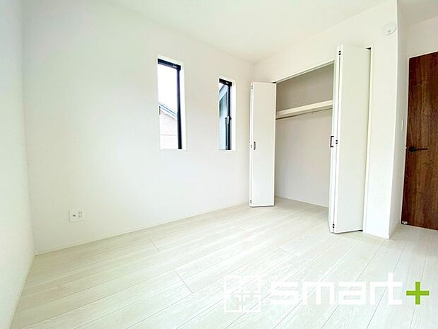 ~2面採光の明るいお部屋~ ・洋室は2面採光とする事で穏やかな陽の入る明るい空間となっております。 ・くつろぎのプライベート時間を明るい空間で穏やかにお過ごしいただけます。
