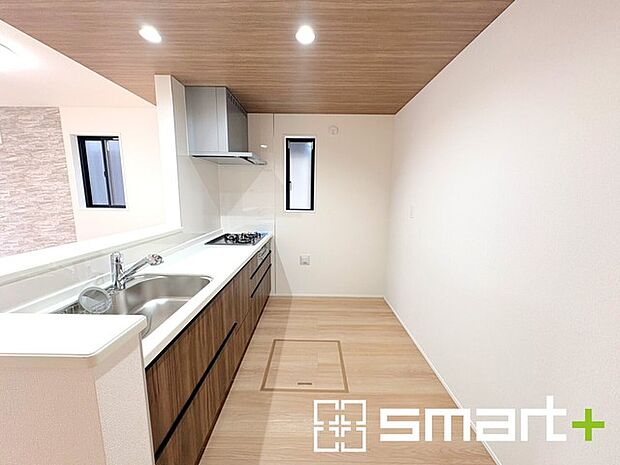 ~使い勝手の良いシステムキッチン~ ・料理がしやすい設計のキッチンでお料理もはかどりますね。 ・もちろんキッチン下部は収納になっておりますので、フライパンなども収納可能です。