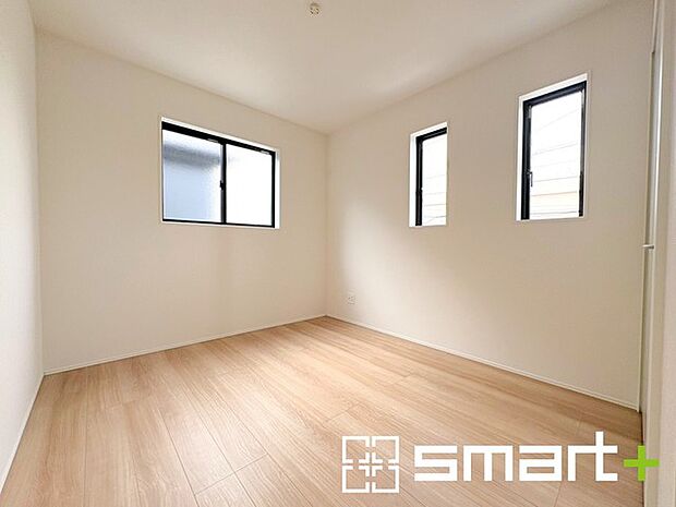~2面採光の明るいお部屋~ ・洋室は2面採光とする事で穏やかな陽の入る明るい空間となっております。 ・くつろぎのプライベート時間を明るい空間で穏やかにお過ごしいただけます。