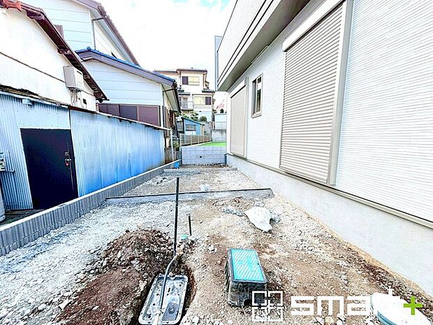 ～お庭もある余裕の敷地～ ・広々した敷地にはお庭もご用意。お庭があるだけで余裕を感じますね。 ・防草シートや人工芝の敷設などのオプションもお気軽にご相談くださいませ。 