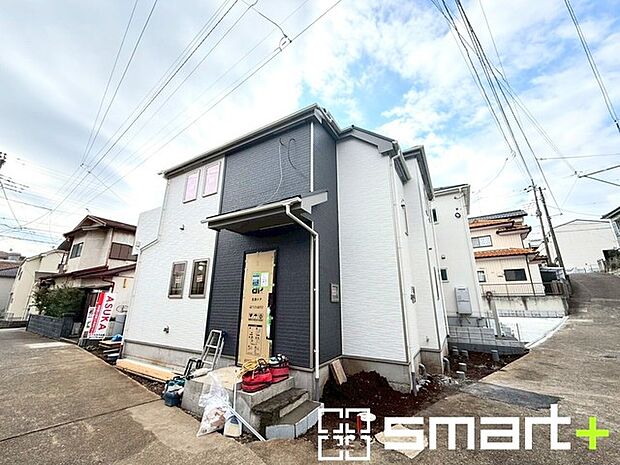 ~開放感ある角地のお住まい~ ・2方向が空く事で開放感のある角地に位置しております。 ・窮屈な感じが無く、ゆったりと暮らせるこの魅力をぜひ現地でご体感くださいませ。