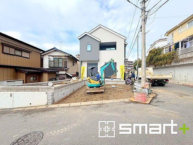 ~ベタ基礎でしっかりとした土台~ ・コンクリートの中に鉄筋を配し強度を高めた「ベタ基礎」を採用。 ・しっかりとした土台を造ったうえで、その上に建物が築造されていきます。