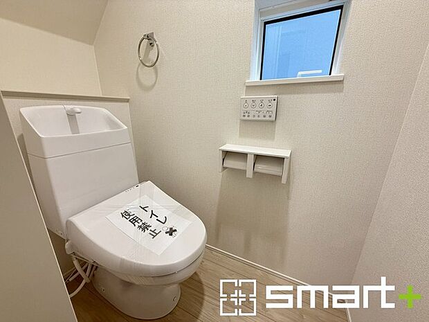 ~小窓付きの明るいトイレ~ ・使用後や掃除の際には新鮮な空気を取り込み換気ができます。 ・背面のスペースにちょっとした棚を設置すれば、トイレットペーパーのストックなども置けますね。