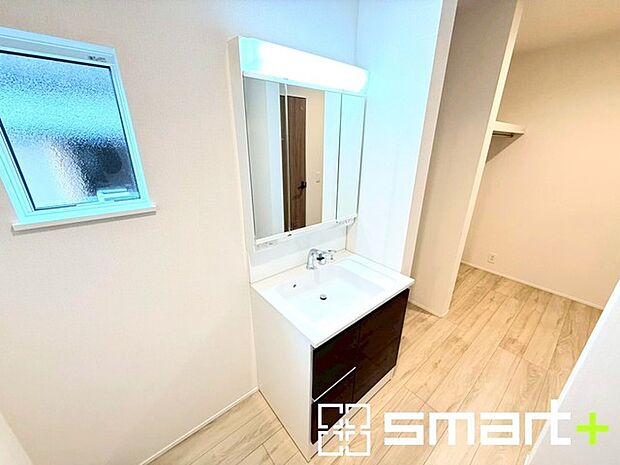 ~明るい洗面スペース~ ・窓から明るい陽が入り、気持ちよく朝の支度ができますね。 ・使い勝手の良い三面鏡タイプのシャワー付き洗面化粧台。鏡の裏に収納があるので洗面台周りもスッキリ。