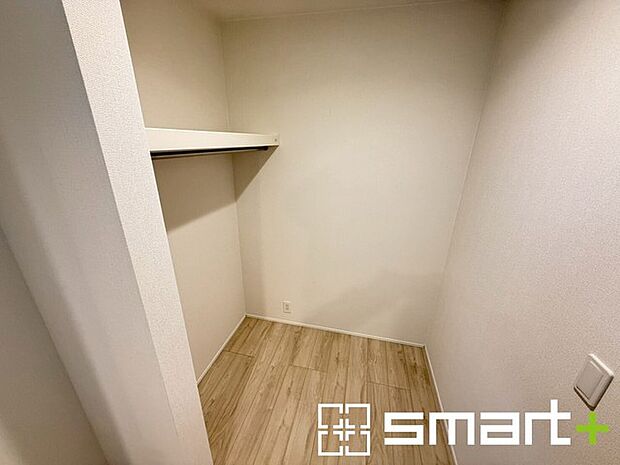 ~便利なファミリークローク~ ・コートなど上着、ゴルフ・スキーなど趣味の用具、ブーツなどかさばる靴、などなどお好きなものを収納いただけるファミリークロークをご用意。ぜひご体感くださいませ。