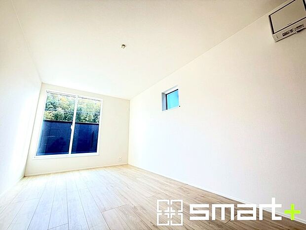 ~バルコニーに面した洋室~ ・バルコニー側の大きな窓から穏やかな陽が差し込む明るい洋室はウォークインクローゼット付。 ・ゆとりある広さでご夫婦やご兄弟でもゆったりお過ごしいただけます。